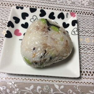 三十雑穀でコリッと美味しい♪枝豆のおにぎり